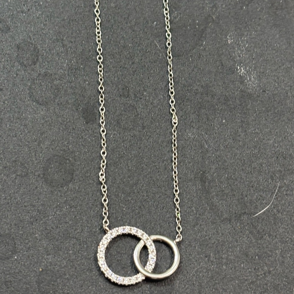 Elegant Silver Interlocking Circle Necklace